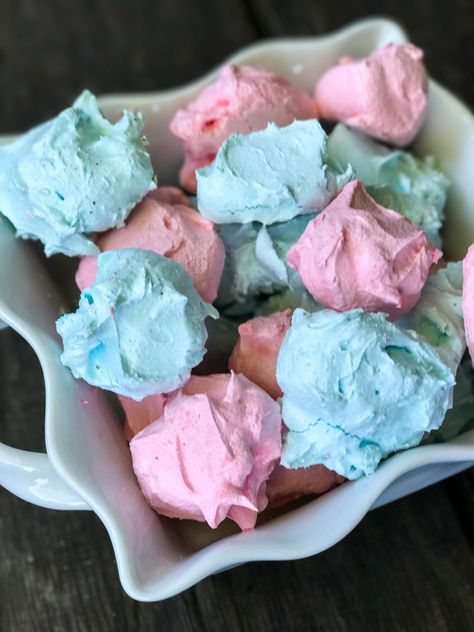 Jello Meringue Cookies, Holiday Puppy Chow Recipes, Peppermint Puppy Chow, Holiday Puppy Chow, Jello Cookies Recipe, Jello Ice Cream, Jello Cookies, Puppy Chow Recipe, Christmas Cookie Recipes Holiday