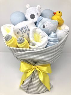 Washcloth Bouquet, Perlengkapan Bayi Diy, Boy Gift Basket, Boy Gift Ideas, Baby Boy Gift Baskets, Welcome Baby Boy, Shower Baskets, Baby Bouquet, Baby Hampers