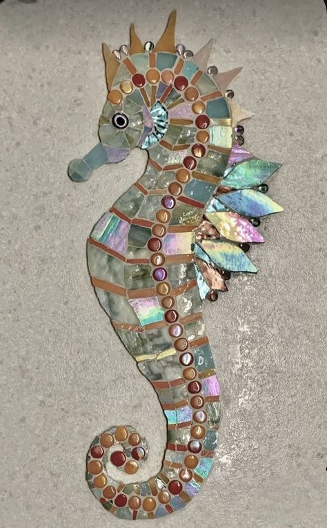 Seahorse Crafts, Sea Glass Art Projects, Seahorse Art, Beach Glass Crafts, Mosaic Animals, Mosaic Art Projects, Mosaic Tile Art, Glass Mosaic Art, Glass Art Projects