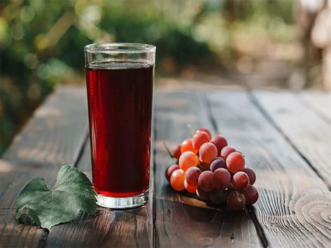 Red Grapes Glass Grape Juice Grape Juice Recipe, Grapes Benefits, Apple Cider Vinegar Benefits, Apple Cider Vinegar Drink, Juice Recipe, Easy Diets, Red Grapes, Grape Juice, Iced Drinks