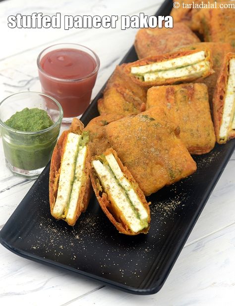 Paneer Pakoda, Paneer Starters, Paneer Pakora, Indian Chutney, Schezwan Sauce, Pakora Recipe, Cheese Slice, Easy Starters, Pakora Recipes