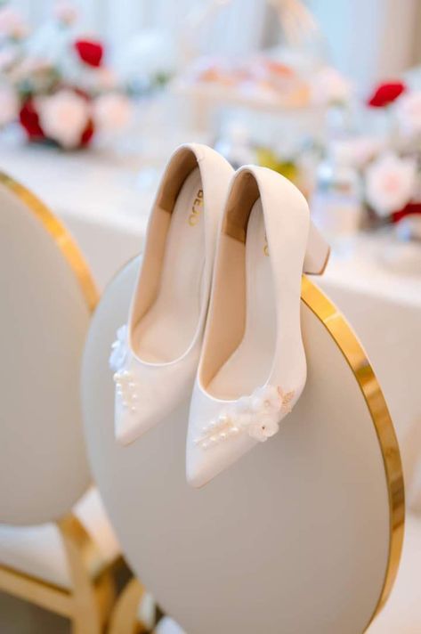 Classic Wedding Shoes Brides, Classic Malay Wedding, Sepatu Wedding, Classic Wedding Shoes, Cotton Dress Indian, Malay Wedding, Wedding Shoes Bride, Dress Indian, Wedding Classic