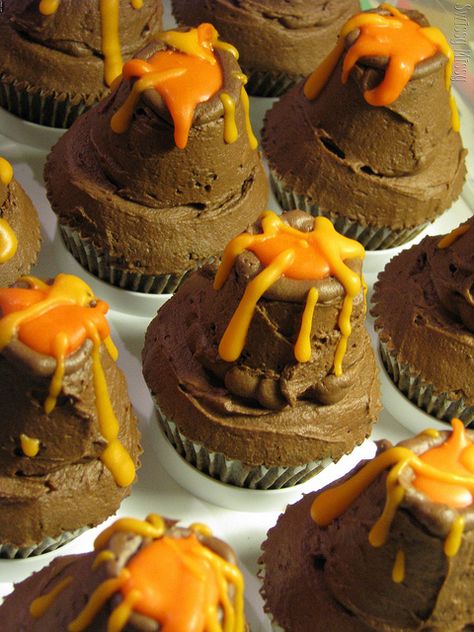 Mini volcano cupcake tutorial Geography Cake, Volcano Cupcakes, Mini Volcano, Volcano Birthday, Volcano Cake, Recipe For Teens, Chocolate Strawberry Cake, Cupcake Tutorial, Large Cupcake