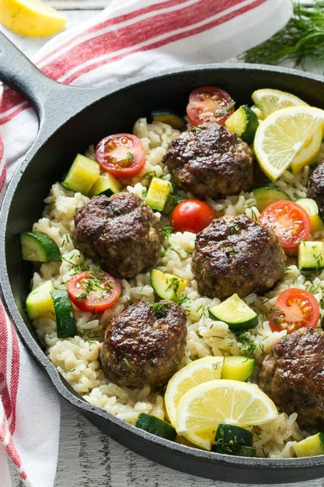 Very tasty! Add chopped red onions next time when the zucchini is added. Lemon Dill Rice, Meatballs With Rice, Dill Rice, Greek Spices, Spring Recipes Dinner, Meatballs And Rice, Greek Meatballs, Spiced Beef, Rice Dinner