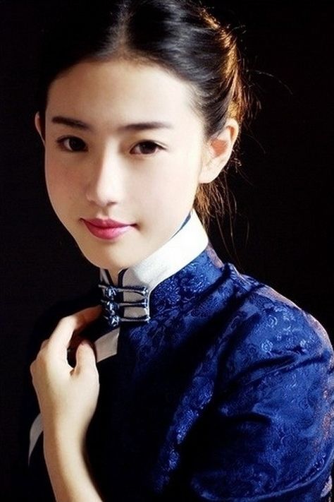 . Chinese Traditional Dress, Chinese Clothing, Chinese Dress, Chinese Culture, Pics Art, Asian Style, Cheongsam, Asian Fashion, Traditional Dresses