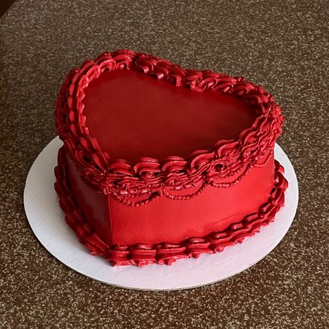 Red Velvet Bday Cake, Red Heart Cake Design, Red Heart Cake Birthday, Red 18th Birthday Cake, Red Cake Ideas Birthdays, Red Bday Cake, Red Heart Shaped Cake, Cake Love Valentine's Day, Red Cake Ideas