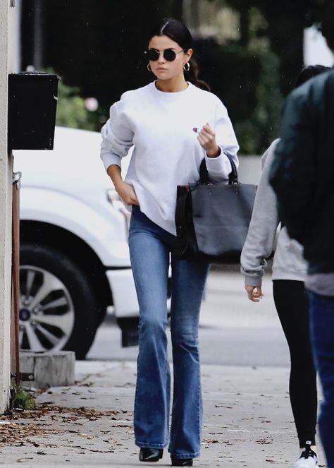 Selena Gomez Street Style, Selena Gomez Outfits, Walking Down The Street, Selena Gomez Style, Trik Fotografi, Celebrity Street Style, Mode Inspo, White Sweater, 가을 패션