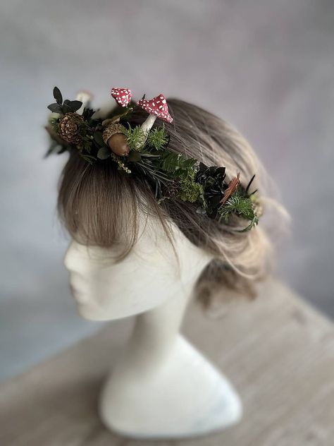 Handmade flower hair wreath made from preserved leaves and needles, with handmade mushrooms. #woodland #woodlandwedding #autumn #autumncollection #autumnwedding #autumnbride #mushrooms #handmadedesign #hairaccessory #hairwreath #flowerwreath #fairytale #cottagecore #fairydesign Fairy Head Bands Diy, Leaves Hair Accessories, Mushroom Corsage, Ren Fair Headpiece, Ren Fair Flower Crown, Woodland Flower Crown, Woodland Fairy Outfit Ideas, Mushroom Crown Diy, Mushroom Flower Crown