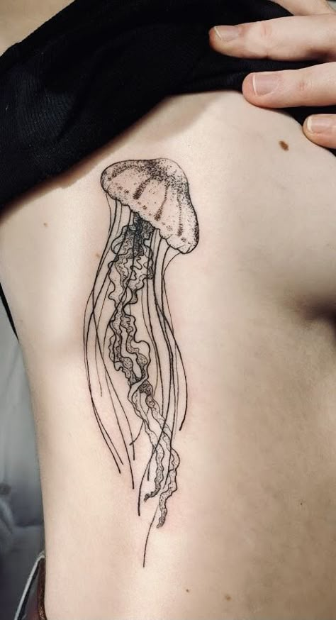 Ocean Stomach Tattoos, Jellyfish Tattoo On Side, Amazing Tattoo Ideas For Women, Jellyfish Side Tattoo, Jellyfish Stomach Tattoo, Cool Jellyfish Tattoos, Minimalistic Jellyfish Tattoo, Deer Tattoo Thigh, Medusa Tattoo Ribs