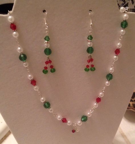 Christmas Jewelry Diy Necklace, Christmas Necklace Ideas, Christmas Necklace Diy, Christmas Bead Necklace, Christmas Earrings Handmade, Xmas Beads, Elf Jewelry, Pearl Diy, Wreath Necklace