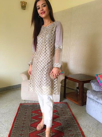 short pakistani girls outfits Short Height Girl, Long Shirt Design, Classy Outfits For Teens, Pakistan Street, Summer Outfits Women 20s, Summer Outfits Women 30s, Eastern Wear, Shirt Design Ideas, Pakistan Street Style