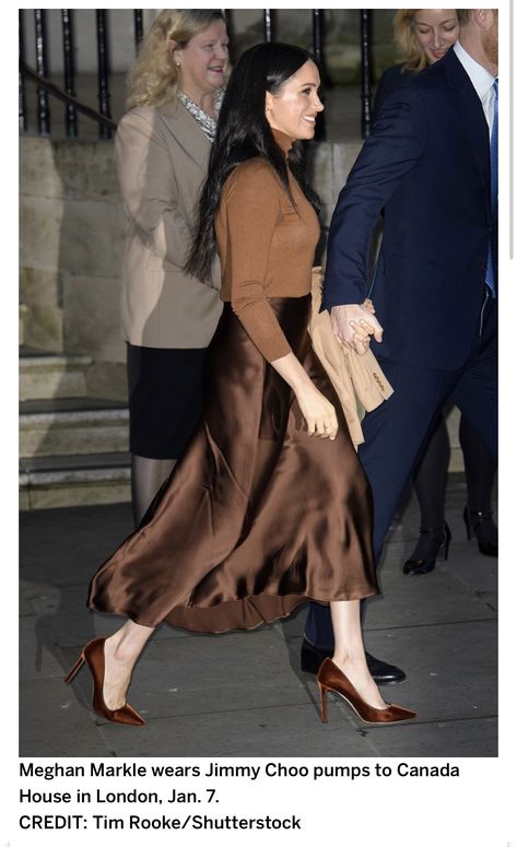 Velvet Skirt Outfit, Brown Dresses Outfit, All Brown Outfit, Brown Skirt Outfit, Silk Skirt Outfit, Brown Midi Skirt, Meghan Markle Outfits, Satin Skirt Outfit, Canada House