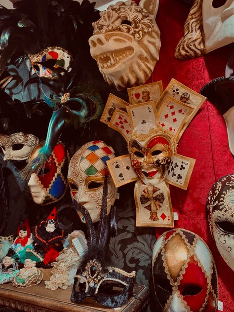 Venice Decorations Party, Venice Themed Party Decorations, Dark Masquerade Party Aesthetic, Masquerade Event Decor, Venice Carnival Party, Carnival In Venice, Venetian Carnival Aesthetic, Venice Carnival Aesthetic, Venetian Aesthetic