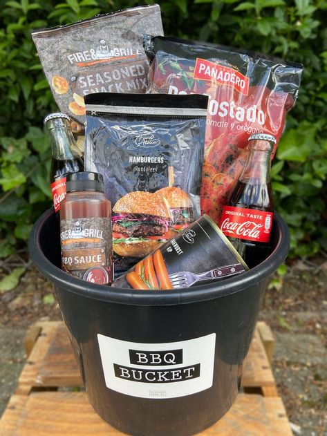 Barbecue bucket pakket Fire Grill, Bbq Sauce, Oregano, Silhouette Cameo, Coca Cola, Fathers Day, Grilling, Gifts For Friends, Coco