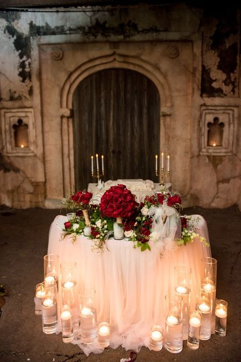 Christmas Sweetheart Table Wedding, Christmas Wedding Sweetheart Table, Yalda Photo, Lace Wedding Table Decor, Red Wedding Table, Indian Wedding Decor Ideas, Decoration Ideas Wedding, Bride Groom Table, Sweetheart Table Decor