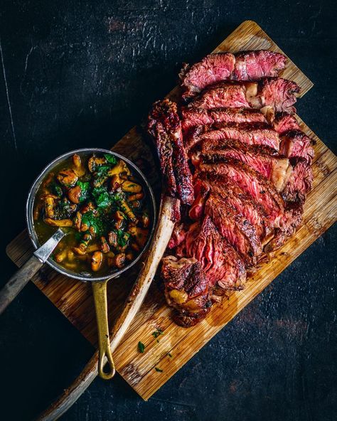 Gastronomic Food, Grass Fed Steak, Tomahawk Steak, Steak Dishes, Cooking The Perfect Steak, Meat Diet, Bistro Food, Steak And Seafood, Food Photography Tips