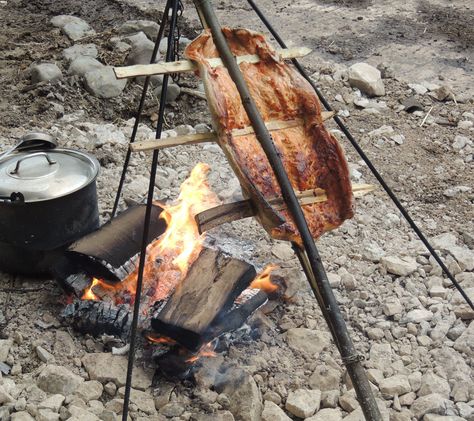 On one of our Bushcraft days at Humblescough Farm Mike taught us how to cook salmon over an open fire. It was the most delicious salmon I have ever tasted! Miejski Survival, Primitive Cooking, Cook Salmon, Open Fire Cooking, Campfire Food, Bushcraft Camping, Fire Cooking, Campfire Cooking, Outdoor Food