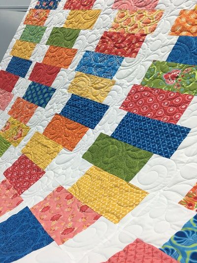 Quilt pattern: Shuffle Quilt [Free download] | APQS Fat Quarter Quilt Pattern Free, Easy Quilt Tutorials, Simple Quilting, Layer Cake Quilt Patterns, Fat Quarter Quilt Pattern, Hand Quilting Patterns, Layer Cake Quilts, Machine Quilting Patterns, Quilting Blocks