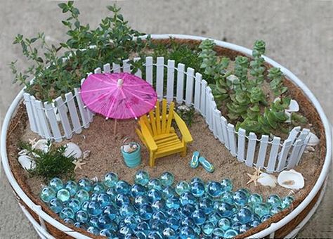 22 Miniature Garden Design Ideas to Enjoy Natural Beauty in City Homes and Small Outdoor Rooms Miniature Gardens Design Ideas, Garden In A Pot, Fairy Garden Design Ideas, Miniature Garden Design, Diy Miniature Garden, Beach Fairy Garden, Fairy Garden Designs, Faeries Gardens, Mini Fairy Garden