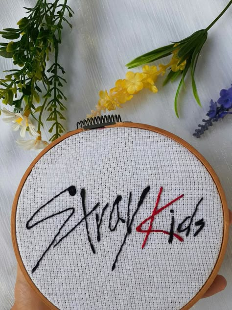 Punch Needle Art Ideas, Cool Kpop Wallpapers, Punch Needle Art, Kids Embroidery, Embroidery Punch Needle, Design For Embroidery, Grid Patterns, Preppy Chic, Thread Art