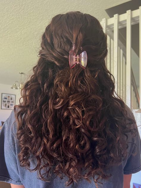 Medium Curly Hair Hairstyles, 3a Curly Hair Styles, Claw Clip Curly Hairstyles, Subtle Hairstyles, Curly Hairstyles Natural Curls, Hairstyles For Medium Curly Hair, 2c Hairstyles, Soft Curly Hair, Curly Hairstyle Ideas