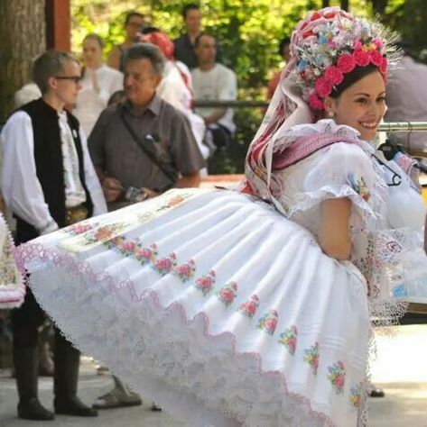 Palóc menyasszony. Czech Culture, Hungarian Clothing, Braided Stitch, Braid Stitch, Braided Chain Stitch, Poofy Skirt, Folklore Aesthetic, Costumes Around The World, Hungarian Embroidery