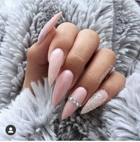 Nail Designs For Pointy Nails, French Ombre Nails Stilettos, French Stiletto Nails Design, French Nails Stiletto, Stiletto Nails Designs Classy, Trendy Stiletto Nails, Nail Ideas Stiletto, Spring Nails Stiletto, Nails Ideas Stiletto