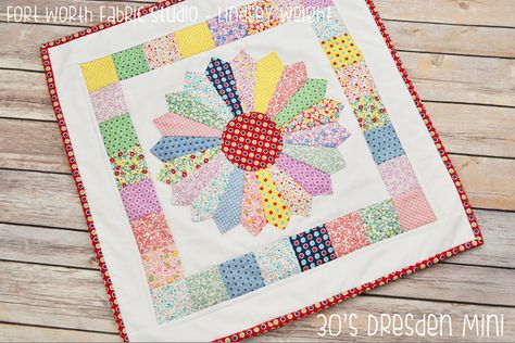 Dresden Mini Quilt designed by Fort Worth Fabric Studio blog - free PDF pattern! Quilting Patterns Free, 1930s Quilts, Dresden Plate Patterns, Quilt Room, Dresden Plate Quilts, Dresden Quilt, Dresden Plate Quilt, Doll Quilts, Mini Quilt Patterns