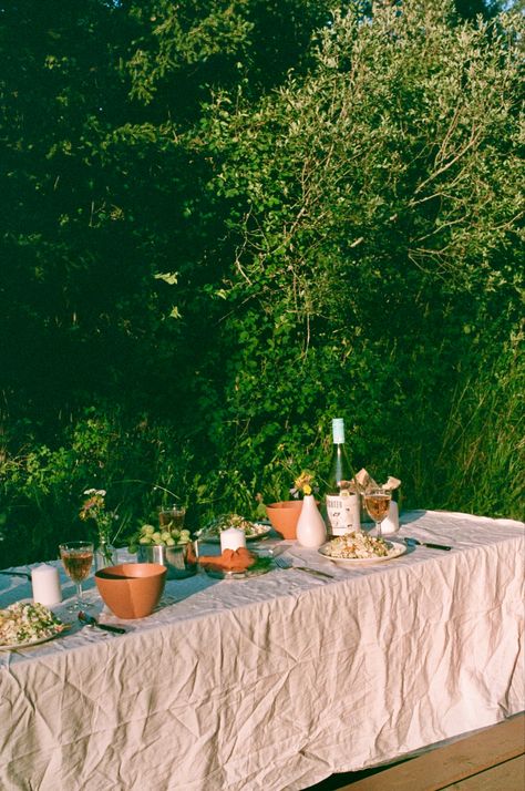 Outdoor Lunch Aesthetic, Aesthetic Dinner Party Outside, Outdoor Table Aesthetic, European Summer Party Aesthetic, Casual Outdoor Dinner Party, Garden Party Italy, Lunch Outside Aesthetic, Aesthetic Lunch Party, Dinner In A Field