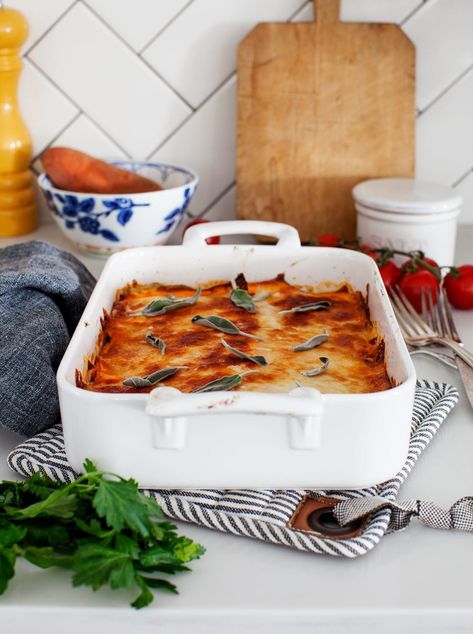 This no-noodle sweet potato lasagna is SO healthy and delicious! It's made with marinara sauce, fresh spinach, and a creamy herbed ricotta filling. Potato Lasagne, Potato Lasagna Recipe, Sweet Potato Lasagna Recipe, Sage Lasagna, Sweet Potato Lasagna, Sheet Recipes, Lasagna Vegetarian, Potato Lasagna, Ricotta Filling