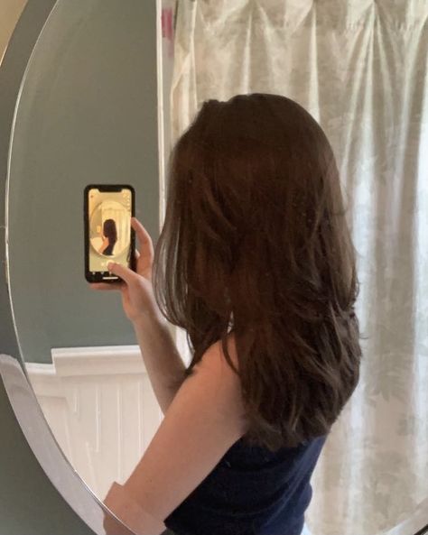 Pretty Burnett Hair, Brown Hair Brown Eyes Face Claim, Medium Length Hair Styles Brunette, Short Hair Inspo Brunette, Brown Hair Girl No Face, Mid Length Hair Aesthetic, Short Brunette Hair With Layers, Short Dark Brown Hair Aesthetic, Brunette Hair Pfp