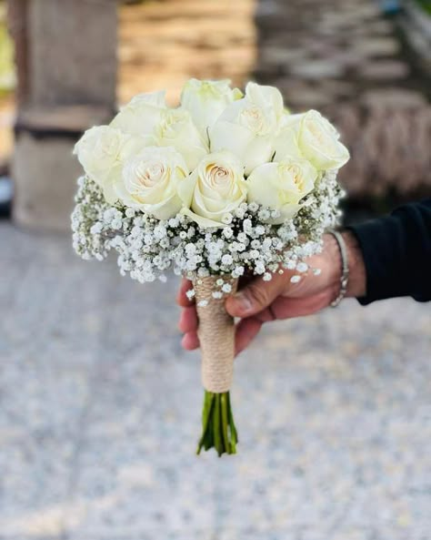 Wedding Throwing Bouquet, White Flowers Aesthetic Wedding, Elegant Bridal Bouquet Romantic, Bride Flower Bouquet Simple, Biedermeier Wedding, Simple Bouquet Of Flowers, Tulip Bouquet Wedding, Bridal Bouquet Peach, Elegant Bridal Bouquets