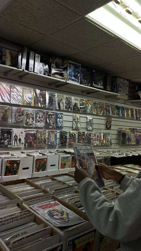 Comic Book Nerd Aesthetic, Old Comic Books Aesthetic, Comic Book Store Photoshoot, Comics Aethstetic, Comic Book Store Aesthetic, Comic Artist Aesthetic, Comic Book Aesthetic, Geek Aesthetic, Comic Aesthetic