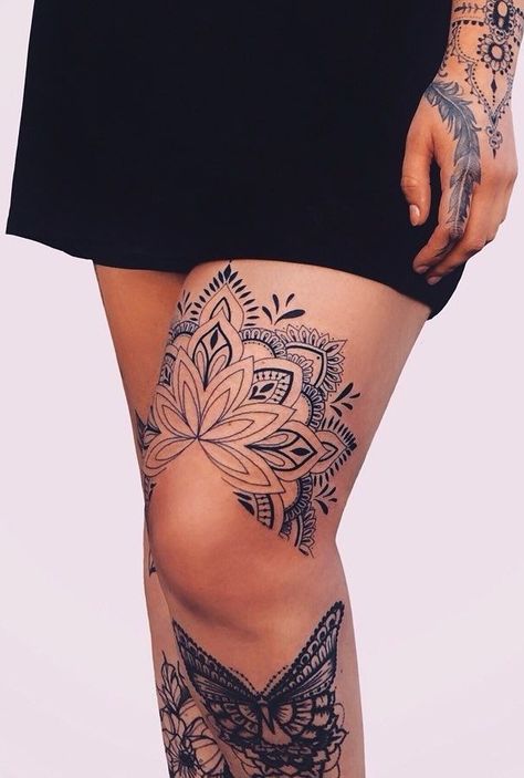 50 of the Most Beautiful Mandala Tattoo Designs for Your Body & Soul -  awesome half mandala above the knee © tattoo artist • Anaïs Chabane • Los Angeles • @anais_chabane 💝💝💝💝💝 Traditional Mandala Tattoo, Back Of Thigh Tattoo, Tattoo Diy, Muster Tattoos, Leg Tattoos Women, Mandala Tattoo Design, Knee Tattoo, Leg Tattoo, Diy Tattoo