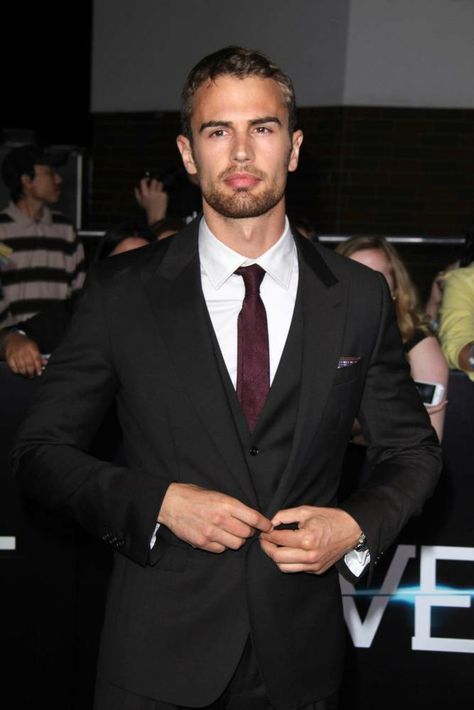 Celebrity Abs Male, Theo James Shirtless Pictures, Theo James Photoshoot, Theo James Suit, Theo James Wallpaper, Theo James Aesthetic, Theo James Divergent, Theo James Shirtless, Thoe James