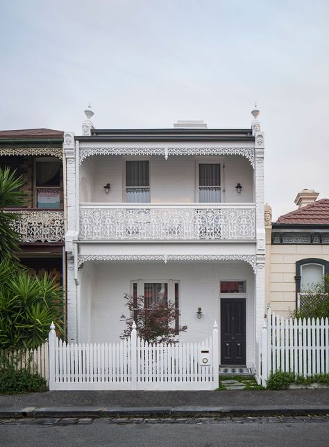 Fitzroy Terrace House by Taylor Knights Architects - Melbourne Heritage Home Modern Victorian House, Victorian Style House, Brick Siding, Victorian Terrace House, Victorian Style Homes, Victorian Cottage, Melbourne House, Modern Victorian, Australian Architecture