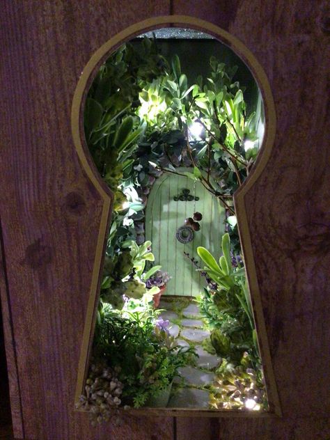 Secret Garden Diorama, Secret Garden Book Nook, Alice In Wonderland Booknook, Fairy Garden Book Nook, Easy Book Nook Diy, Diy Book Nook Ideas, Alice In Wonderland Book Nook, Book Terrarium, Book Nook Ideas Diy