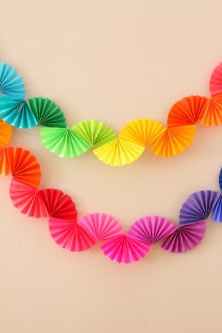 Paper Fan Garland, Fan Garland, Rainbow Fan, Paper Decorations Diy, Anniversaire Diy, Paper Party Decorations, Rainbow Theme Party, Paper Fan, Rainbow Paper