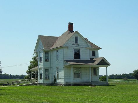 Kansas Farm House - yes- looks just like my grandparents farm house in Western KS. Joanna Gaines Farmhouse, Farmhouse Printables, Fairytale House, Farmhouse Front Porches, Old Mansions, Farmhouse Curtains, Farm Houses, Farmhouse Master, Farmhouse Porch