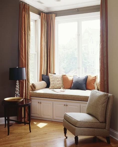 18 Snug Window Seat Designs That Are Must Have In Your Dream Home Kitchen Window Nook, Window Nook Ideas, Decorating Built In Shelves, Kitchen Window Treatments Diy, Kitchen Window Shelves, Bay Window Ideas, Bay Window Design, Luxury Photos, Kitchen Bay Window