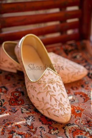 Nude juttis for the groom! #bride #indianbride #footwear #bridal #allthingsbridal #wedding #weddinginspiration #wedphotoinspiration #outfitgoals #shaadisaga #weddingidea #indianwedding #heels #flats #bridalfootwear #juttis Wedding Shoes Mens, Grooms Shoes, Fiance Quotes, Indian Footwear, Indian Wedding Shoes, Indian Groom Dress, Groom Dress Men, Indian Groom Wear, Wedding Dresses Men Indian