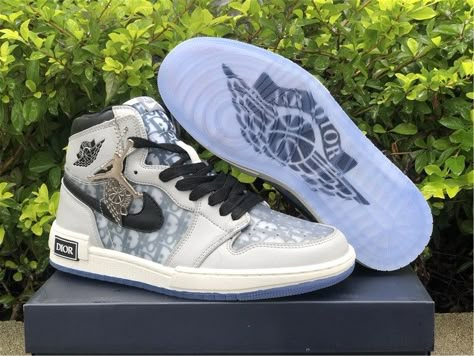 Jordan Dior, Best Sandals For Men, Air Jordan 1 White, Air Dior, White And Gold Shoes, Sneakers Outfit Men, Nike Air Jordan Shoes, All Nike Shoes, Cute Nike Shoes