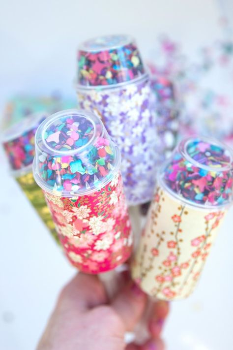 DIY confetti push pops! Confetti Crafts, Diy Party Poppers, Wedding Confetti Ideas, How To Make Confetti, Confetti Ideas, Event Party Ideas, Vlog Ideas, Confetti Poppers, Diy Confetti