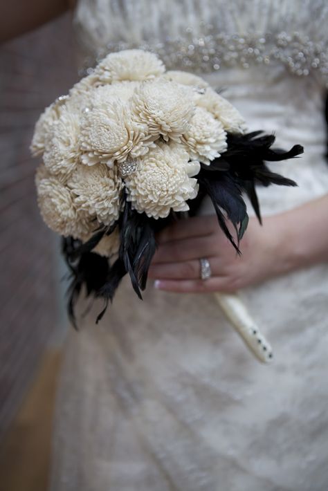 Ostrich Feather Centerpieces, Wood Feather, Black And White Wedding Cake, Unique Wedding Bouquet, Feather Bouquet, Simple Wedding Bouquets, Art Gallery Wedding, Feather Centerpieces, Feather Wedding