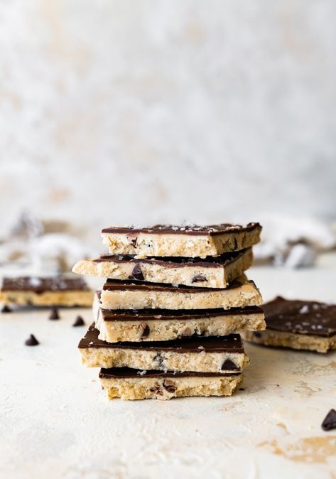 This protein cookie dough bark is so easy to make with just 5 simple ingredients. It's packed with 4 grams of protein per serving and is the perfect post-workout treat or healthy dessert. Cookie Dough Bark, Low Calorie Cookies, 4 Ingredient Cookies, High Protein Cookies, Protein Cookie Dough, Quick Protein, Healthy Cookie Dough, Cookie Dough Bars, Easy Protein