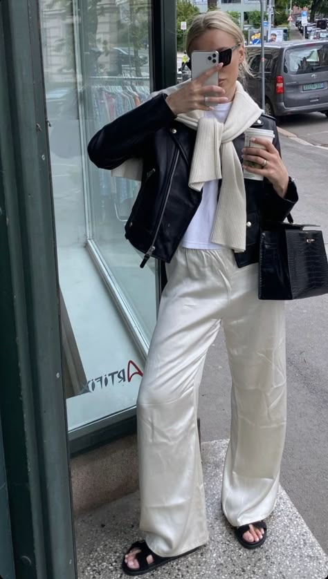 Silky Pants Outfit, Satin Pants Outfit Casual, Ribbed Dress Outfit, Satin Pants Outfit, Madrid Outfits, Silky Pants, Thanksgiving Outfit Ideas, Winter Pants Outfit, Perfect Thanksgiving