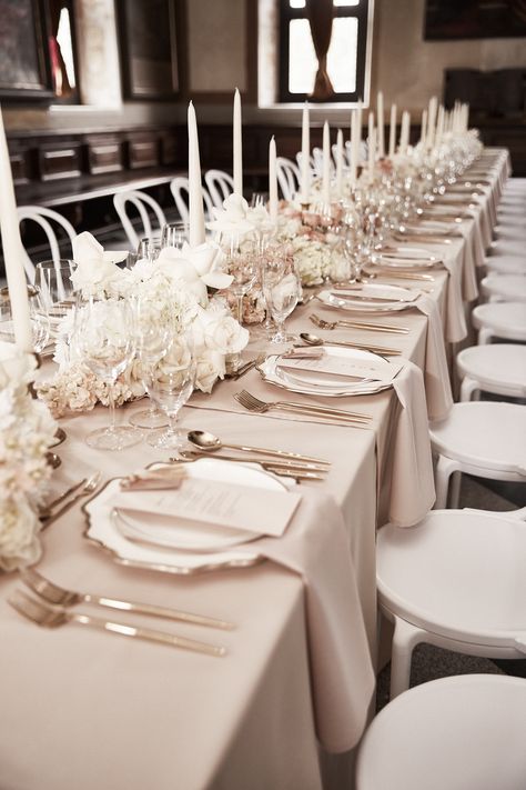 White And Gold Table Setting, White And Gold Table, Luxury Event Decor, Gold Table Setting, Tafel Decor, Luxury Wedding Decor, Beige Wedding, Neutral Wedding, Idul Fitri