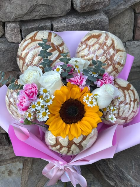 Birthday Gifts For Mexican Mom, Mexican Valentines Day Gifts, Gifts For Mexican Boyfriend, Bread Flower Bouquet, Concha Bouquet Diy, Pan Dulce Bouquet, Gifts For Mexican Moms, Mexican Mothers Day Gifts, Sunflower Strawberry Bouquet