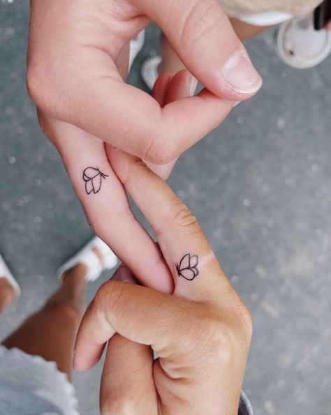 Join Tattoos Together, Half And Half Matching Tattoos, Tattoo Designs For Friends, Tattoo Designs Best Friends, Joining Tattoos, Best Friend Tattoos Finger, Friendship Finger Tattoos, Bff Finger Tattoos, Mini Friendship Tattoos