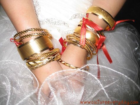 In Turkish culture, it's customary to gift the bride with gold bangles on her wedding day. Turkish Wedding, Republic Of Turkey, Visit Turkey, Henna Night, Board Wedding, Turkish Culture, Turkish Jewelry, Turkish Delight, Dream Lifestyle